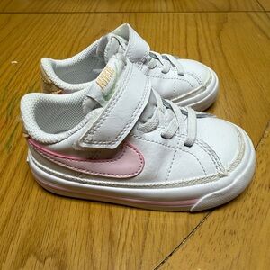 Nike Kids White Sneakers with Pink Accent SZ.6C